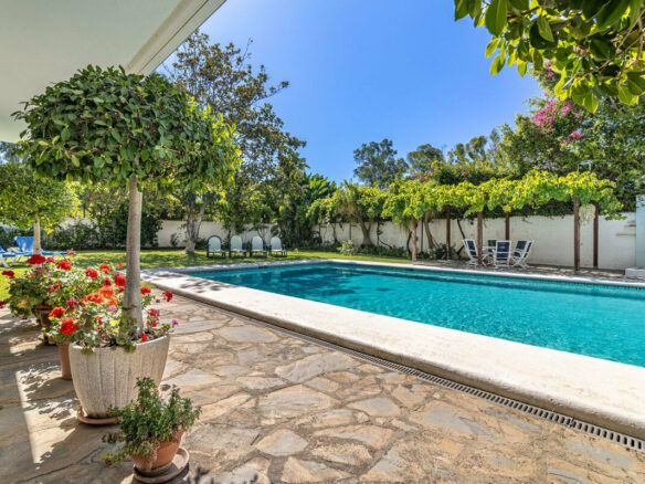 FOR SALE 🏡 Beachside Villa to Renovate One Minute from the Sand – New Golden Mile, Estepona 🇪🇸