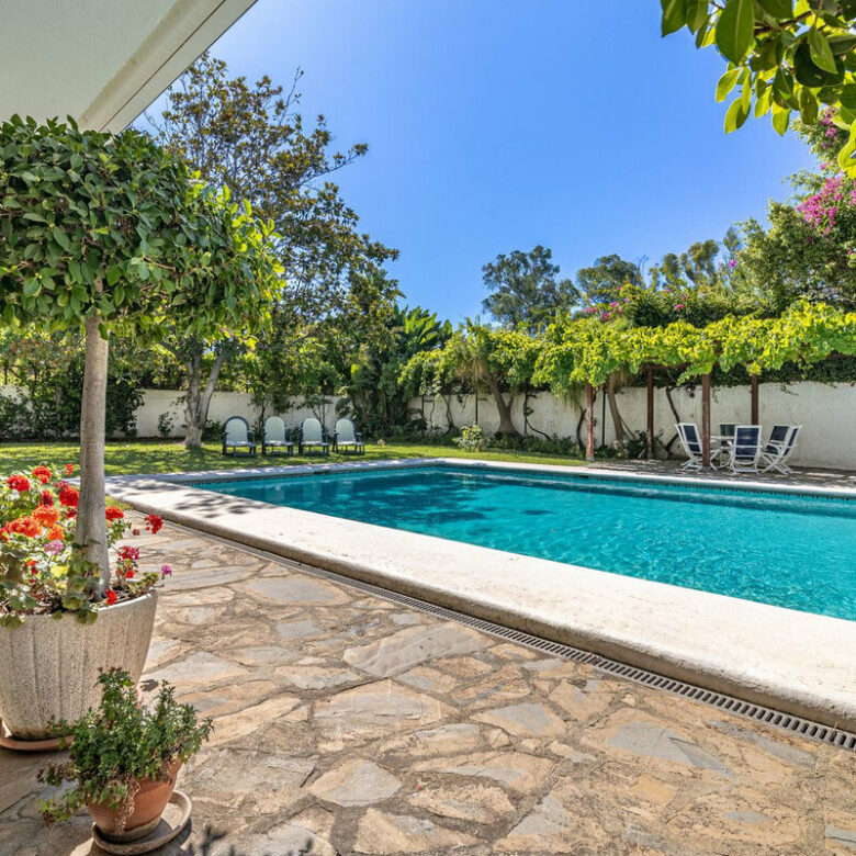 FOR SALE 🏡 Beachside Villa to Renovate One Minute from the Sand – New Golden Mile, Estepona 🇪🇸