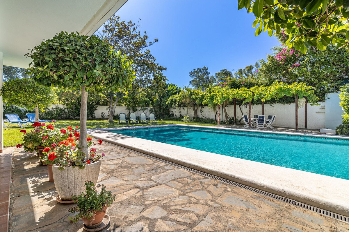 FOR SALE 🏡 Beachside Villa to Renovate One Minute from the Sand – New Golden Mile, Estepona 🇪🇸