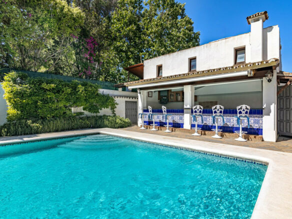 FOR SALE 🏡 Beachside Villa to Renovate One Minute from the Sand – New Golden Mile, Estepona 🇪🇸