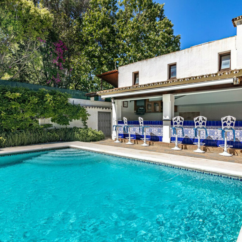 FOR SALE 🏡 Beachside Villa to Renovate One Minute from the Sand – New Golden Mile, Estepona 🇪🇸