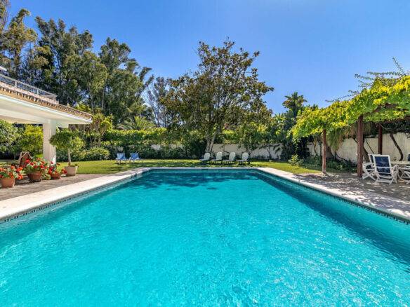 FOR SALE 🏡 Beachside Villa to Renovate One Minute from the Sand – New Golden Mile, Estepona 🇪🇸