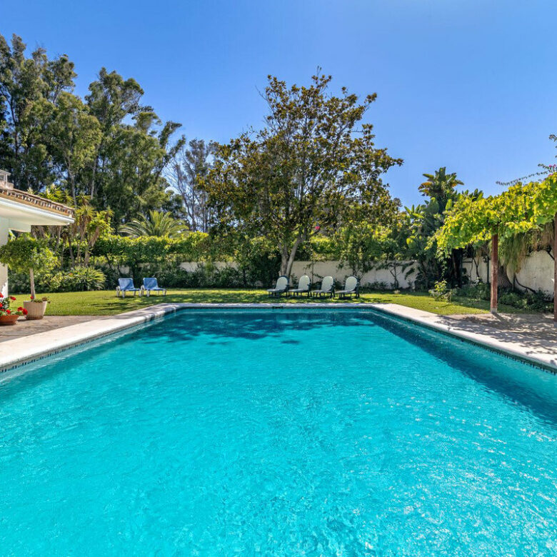 FOR SALE 🏡 Beachside Villa to Renovate One Minute from the Sand – New Golden Mile, Estepona 🇪🇸