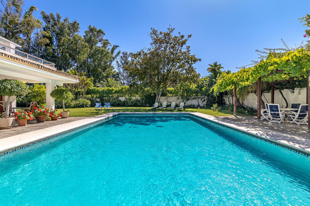 FOR SALE 🏡 Beachside Villa to Renovate One Minute from the Sand – New Golden Mile, Estepona 🇪🇸