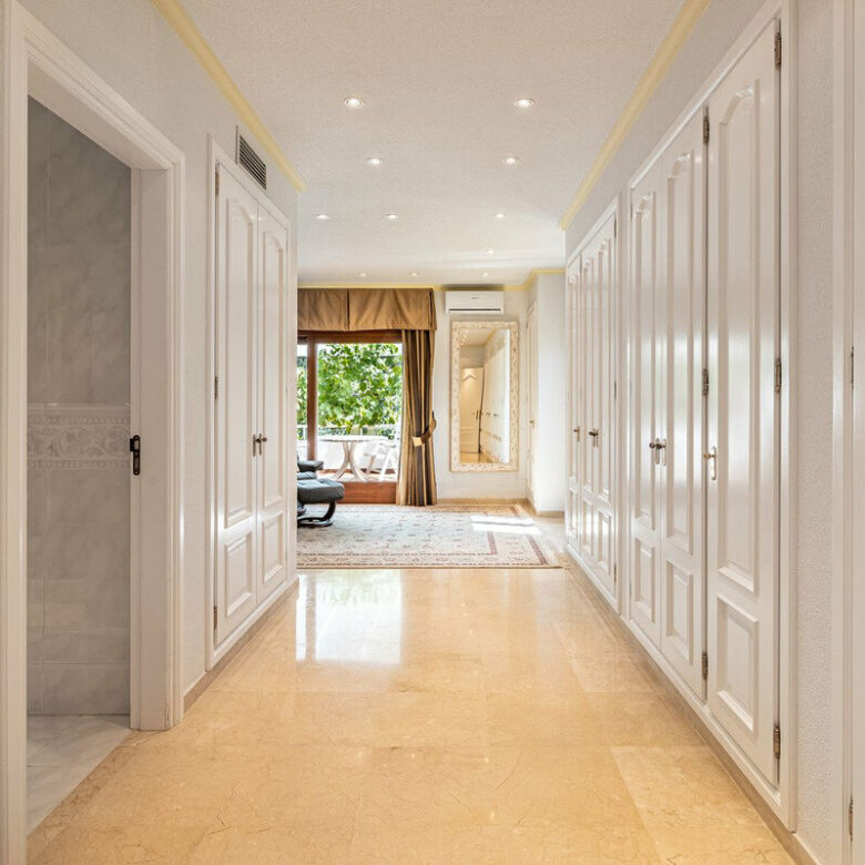 FOR SALE 🏡 Beachside Villa to Renovate One Minute from the Sand – New Golden Mile, Estepona 🇪🇸
