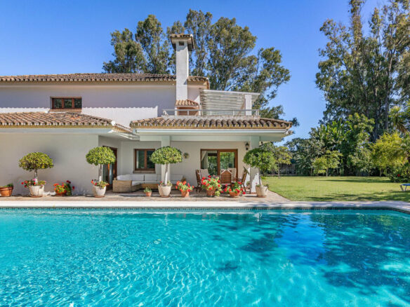 FOR SALE 🏡 Beachside Villa to Renovate One Minute from the Sand – New Golden Mile, Estepona 🇪🇸