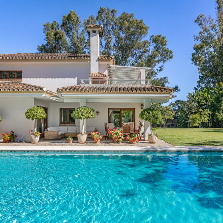 FOR SALE 🏡 Beachside Villa to Renovate One Minute from the Sand – New Golden Mile, Estepona 🇪🇸