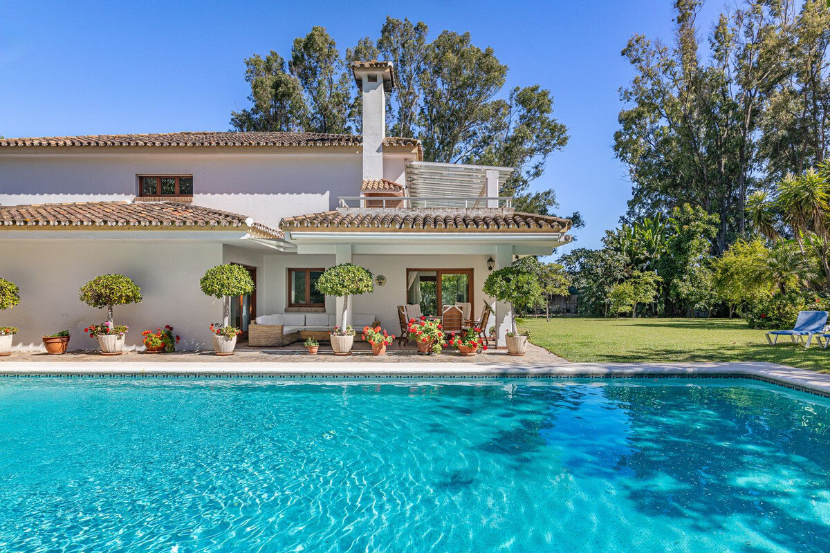 FOR SALE 🏡 Beachside Villa to Renovate One Minute from the Sand – New Golden Mile, Estepona 🇪🇸