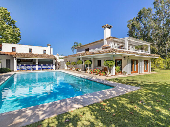 FOR SALE 🏡 Beachside Villa to Renovate One Minute from the Sand – New Golden Mile, Estepona 🇪🇸