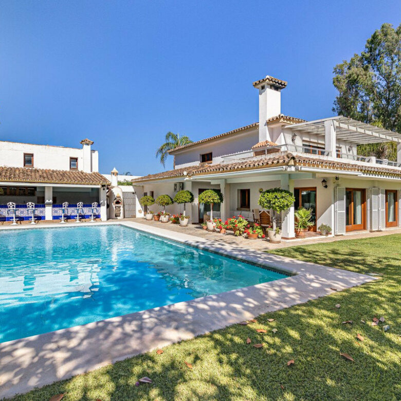 FOR SALE 🏡 Beachside Villa to Renovate One Minute from the Sand – New Golden Mile, Estepona 🇪🇸