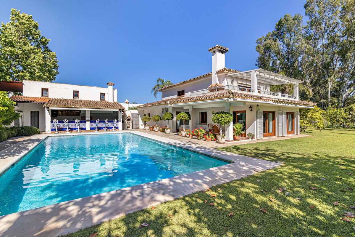 FOR SALE 🏡 Beachside Villa to Renovate One Minute from the Sand – New Golden Mile, Estepona 🇪🇸