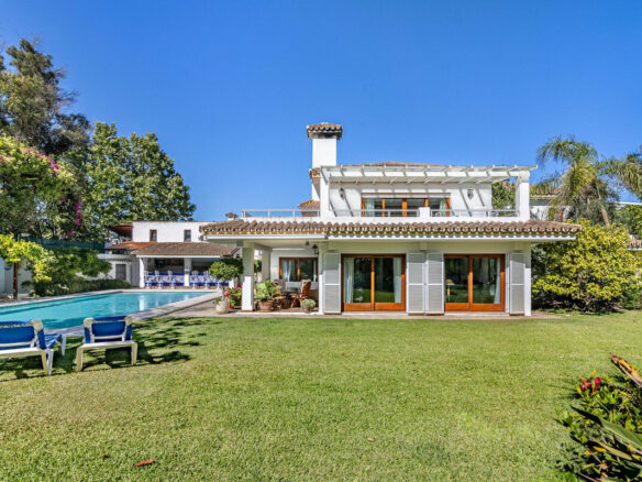 FOR SALE 🏡 Beachside Villa to Renovate One Minute from the Sand – New Golden Mile, Estepona 🇪🇸