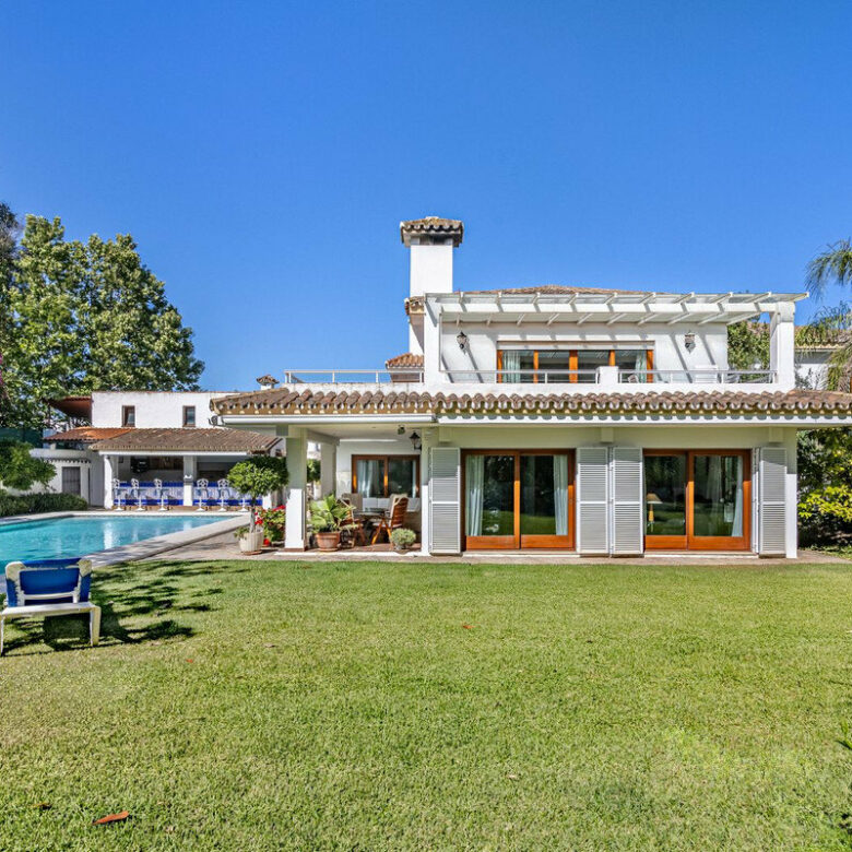 FOR SALE 🏡 Beachside Villa to Renovate One Minute from the Sand – New Golden Mile, Estepona 🇪🇸