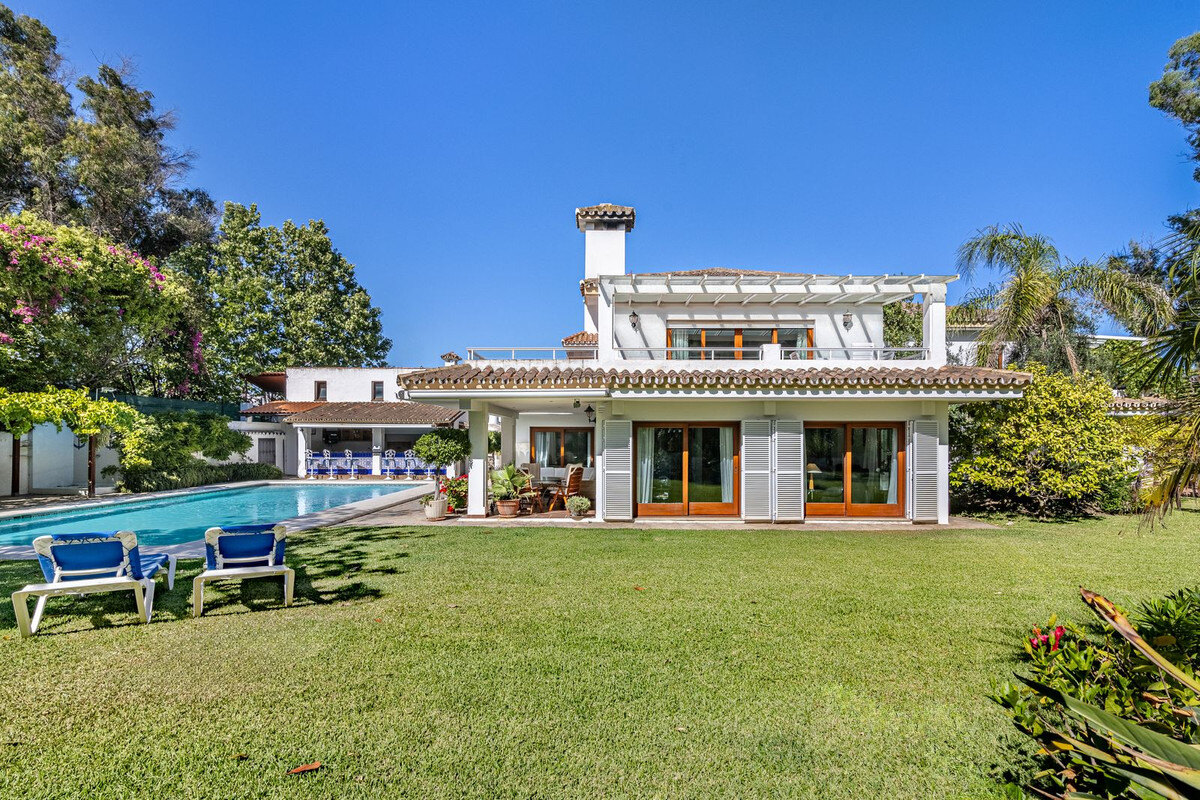 FOR SALE 🏡 Beachside Villa to Renovate One Minute from the Sand – New Golden Mile, Estepona 🇪🇸