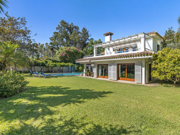 FOR SALE 🏡 Beachside Villa to Renovate One Minute from the Sand – New Golden Mile, Estepona 🇪🇸