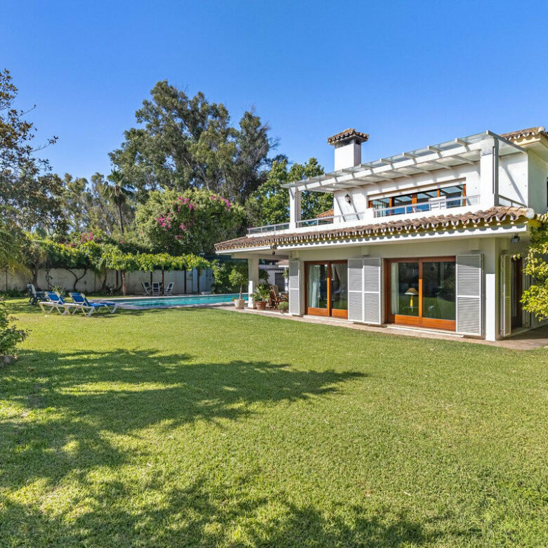 FOR SALE 🏡 Beachside Villa to Renovate One Minute from the Sand – New Golden Mile, Estepona 🇪🇸