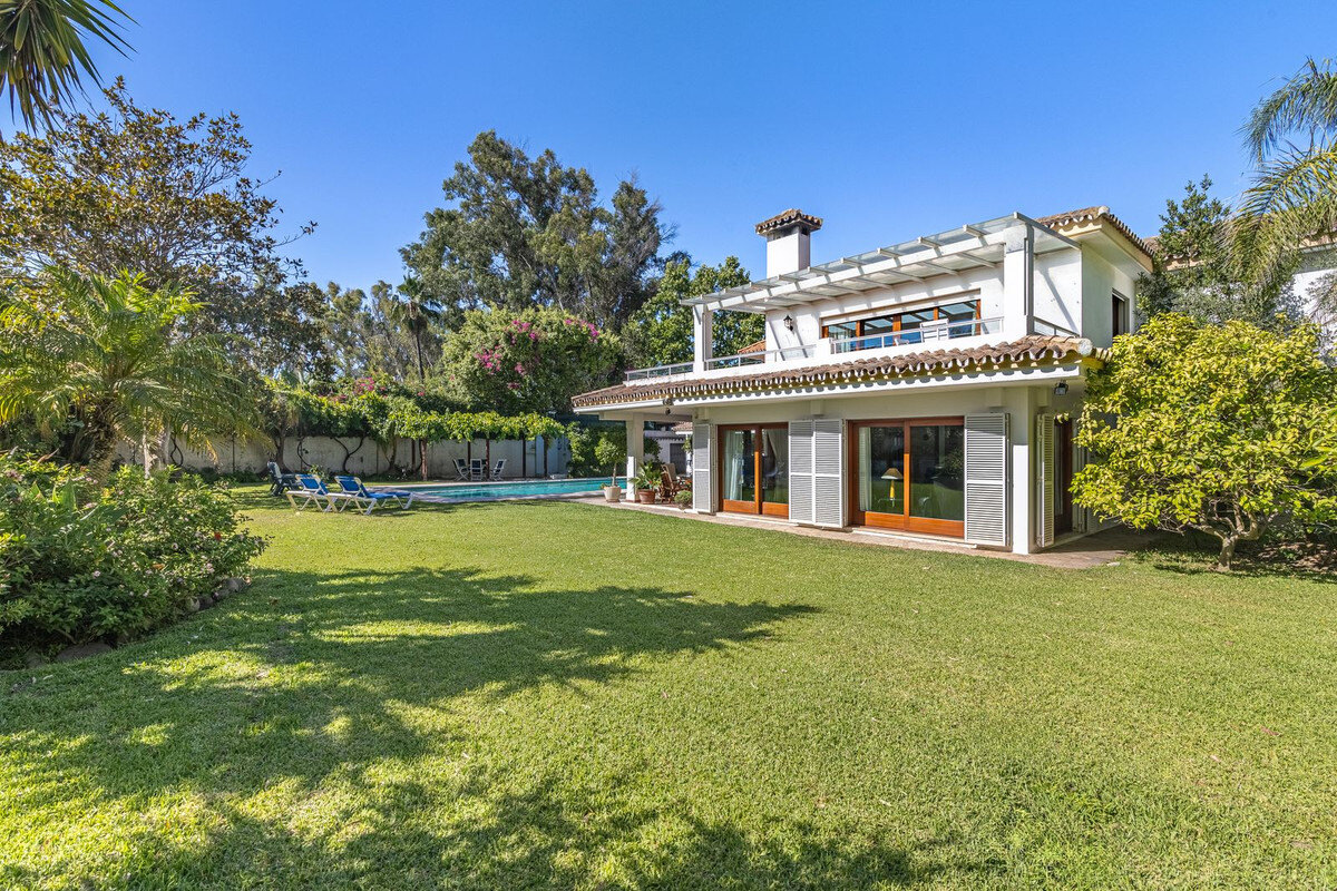 FOR SALE 🏡 Beachside Villa to Renovate One Minute from the Sand – New Golden Mile, Estepona 🇪🇸
