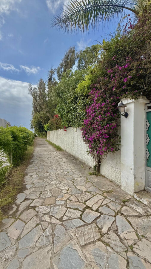 FOR SALE 🏡 Beachside Villa to Renovate One Minute from the Sand – New Golden Mile, Estepona 🇪🇸