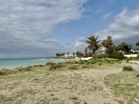 FOR SALE 🏡 Beachside Villa to Renovate One Minute from the Sand – New Golden Mile, Estepona 🇪🇸
