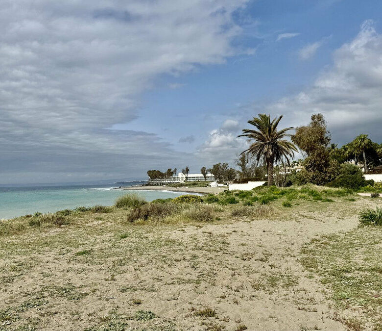 FOR SALE 🏡 Beachside Villa to Renovate One Minute from the Sand – New Golden Mile, Estepona 🇪🇸