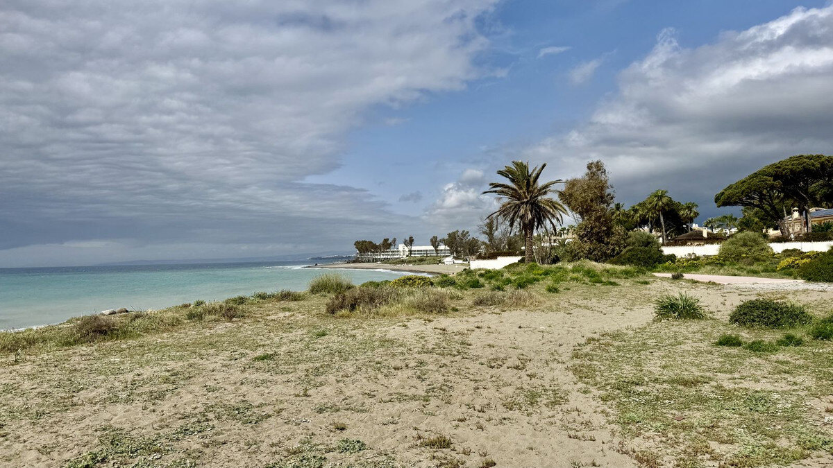 FOR SALE 🏡 Beachside Villa to Renovate One Minute from the Sand – New Golden Mile, Estepona 🇪🇸