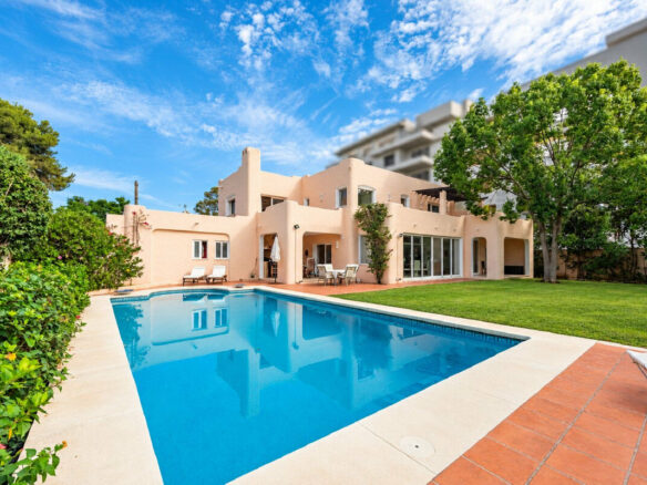 FOR SALE 🏡 Beachside Four-Bedroom Villa 100 m from the Sea – Paraíso Barronal, Estepona East 🇪🇸
