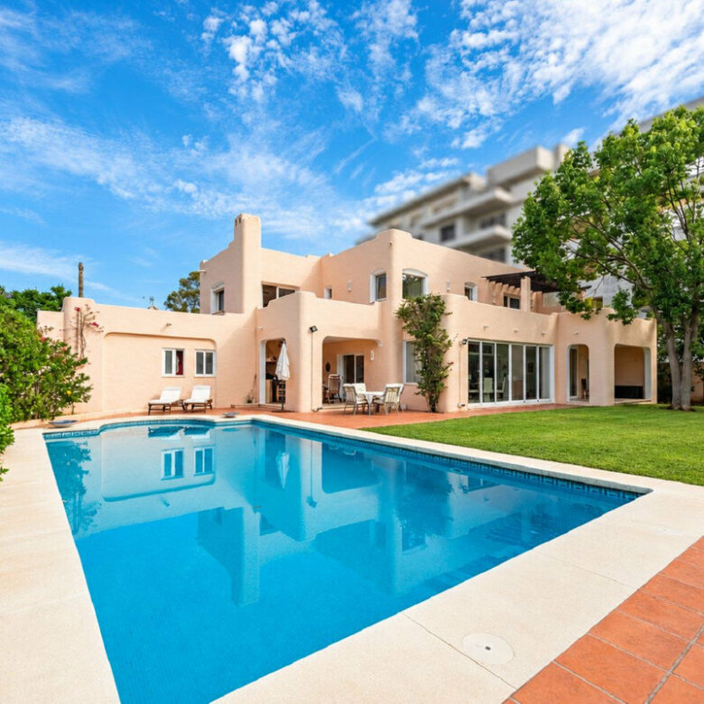FOR SALE 🏡 Beachside Four-Bedroom Villa 100 m from the Sea – Paraíso Barronal, Estepona East 🇪🇸