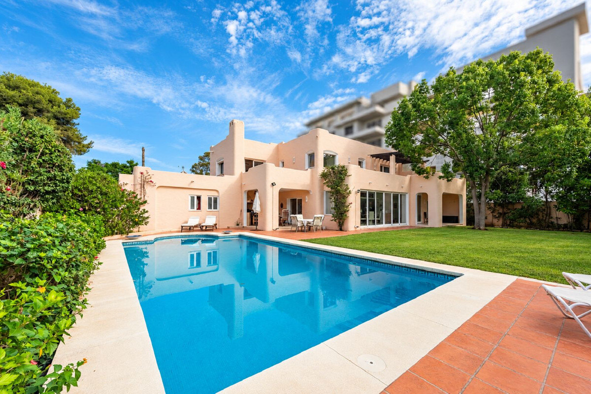 villa-paraiso-barronal-estepona-01 FOR SALE 🏡 Beachside Four-Bedroom Villa 100 m from the Sea – Paraíso Barronal, Estepona East 🇪🇸
