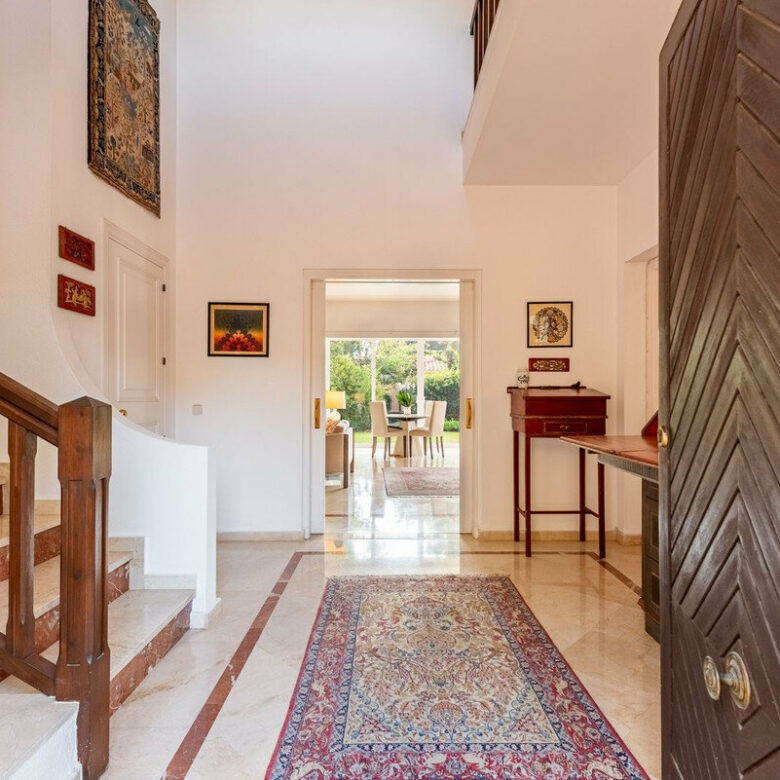 FOR SALE 🏡 Beachside Four-Bedroom Villa 100 m from the Sea – Paraíso Barronal, Estepona East 🇪🇸
