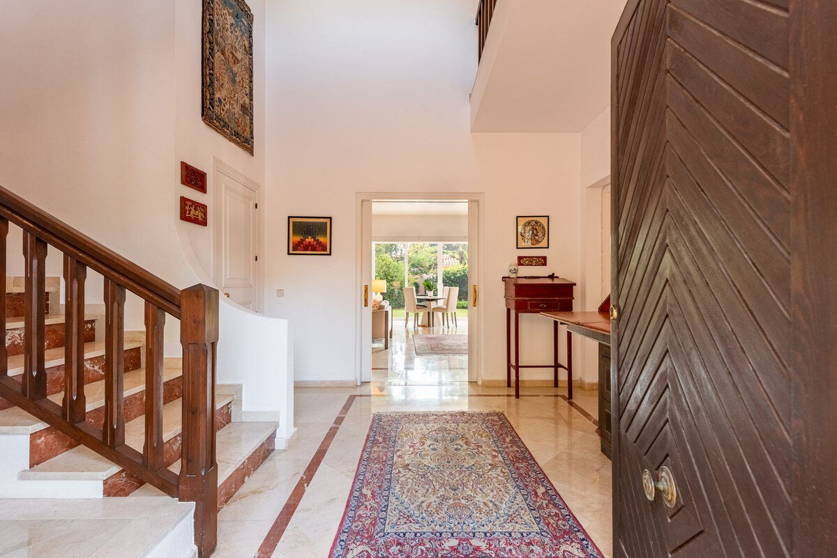 FOR SALE 🏡 Beachside Four-Bedroom Villa 100 m from the Sea – Paraíso Barronal, Estepona East 🇪🇸