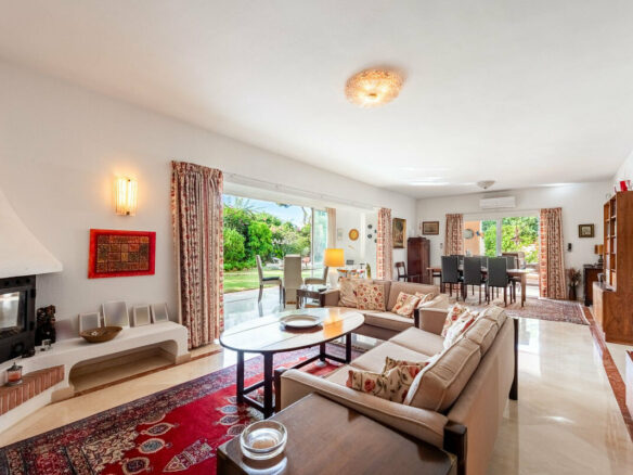 FOR SALE 🏡 Beachside Four-Bedroom Villa 100 m from the Sea – Paraíso Barronal, Estepona East 🇪🇸