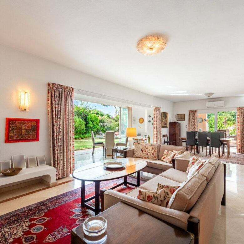 FOR SALE 🏡 Beachside Four-Bedroom Villa 100 m from the Sea – Paraíso Barronal, Estepona East 🇪🇸