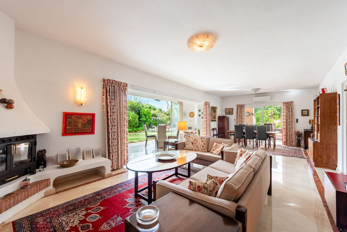 FOR SALE 🏡 Beachside Four-Bedroom Villa 100 m from the Sea – Paraíso Barronal, Estepona East 🇪🇸