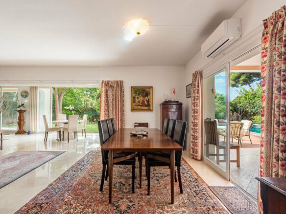 FOR SALE 🏡 Beachside Four-Bedroom Villa 100 m from the Sea – Paraíso Barronal, Estepona East 🇪🇸