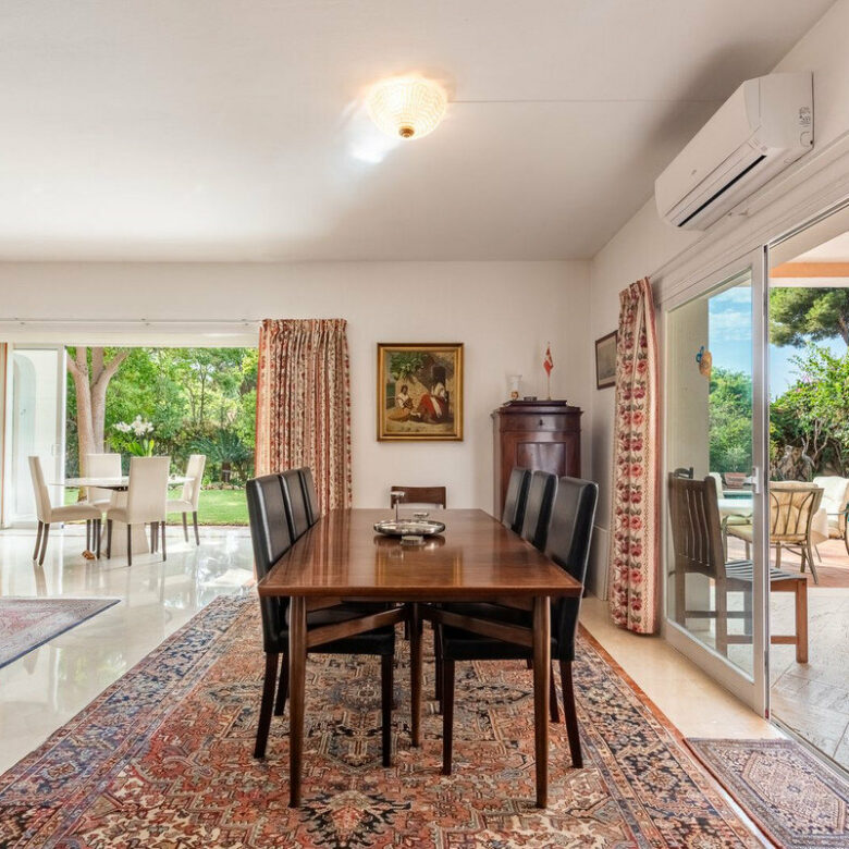 FOR SALE 🏡 Beachside Four-Bedroom Villa 100 m from the Sea – Paraíso Barronal, Estepona East 🇪🇸