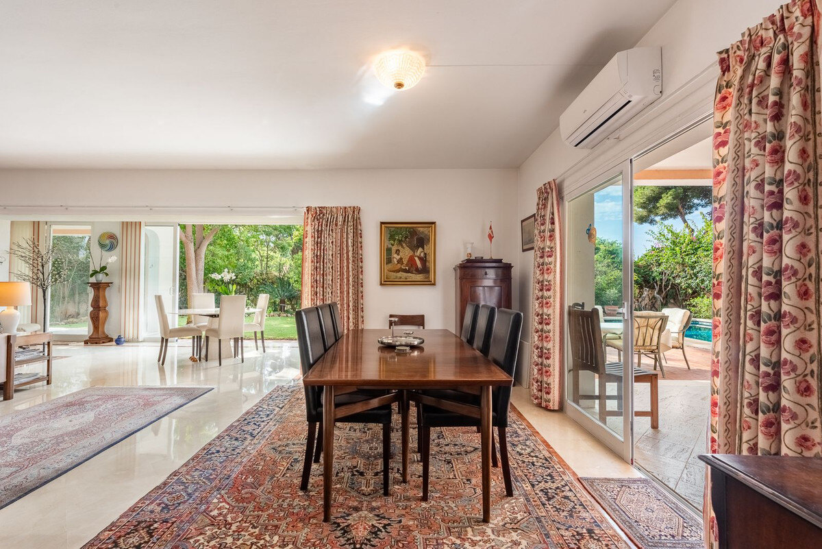 FOR SALE 🏡 Beachside Four-Bedroom Villa 100 m from the Sea – Paraíso Barronal, Estepona East 🇪🇸