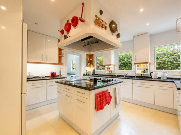 FOR SALE 🏡 Beachside Four-Bedroom Villa 100 m from the Sea – Paraíso Barronal, Estepona East 🇪🇸