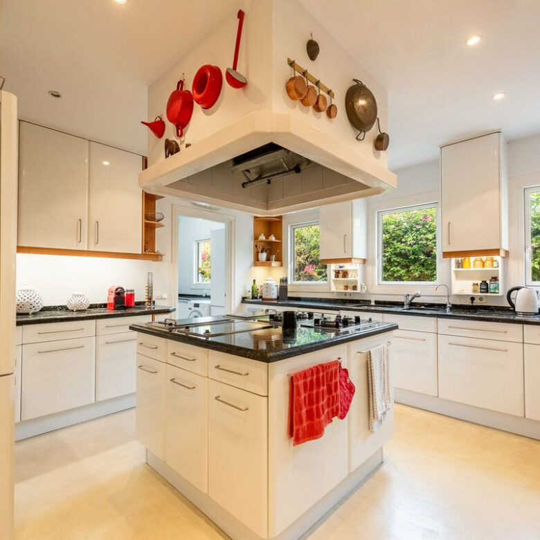 FOR SALE 🏡 Beachside Four-Bedroom Villa 100 m from the Sea – Paraíso Barronal, Estepona East 🇪🇸