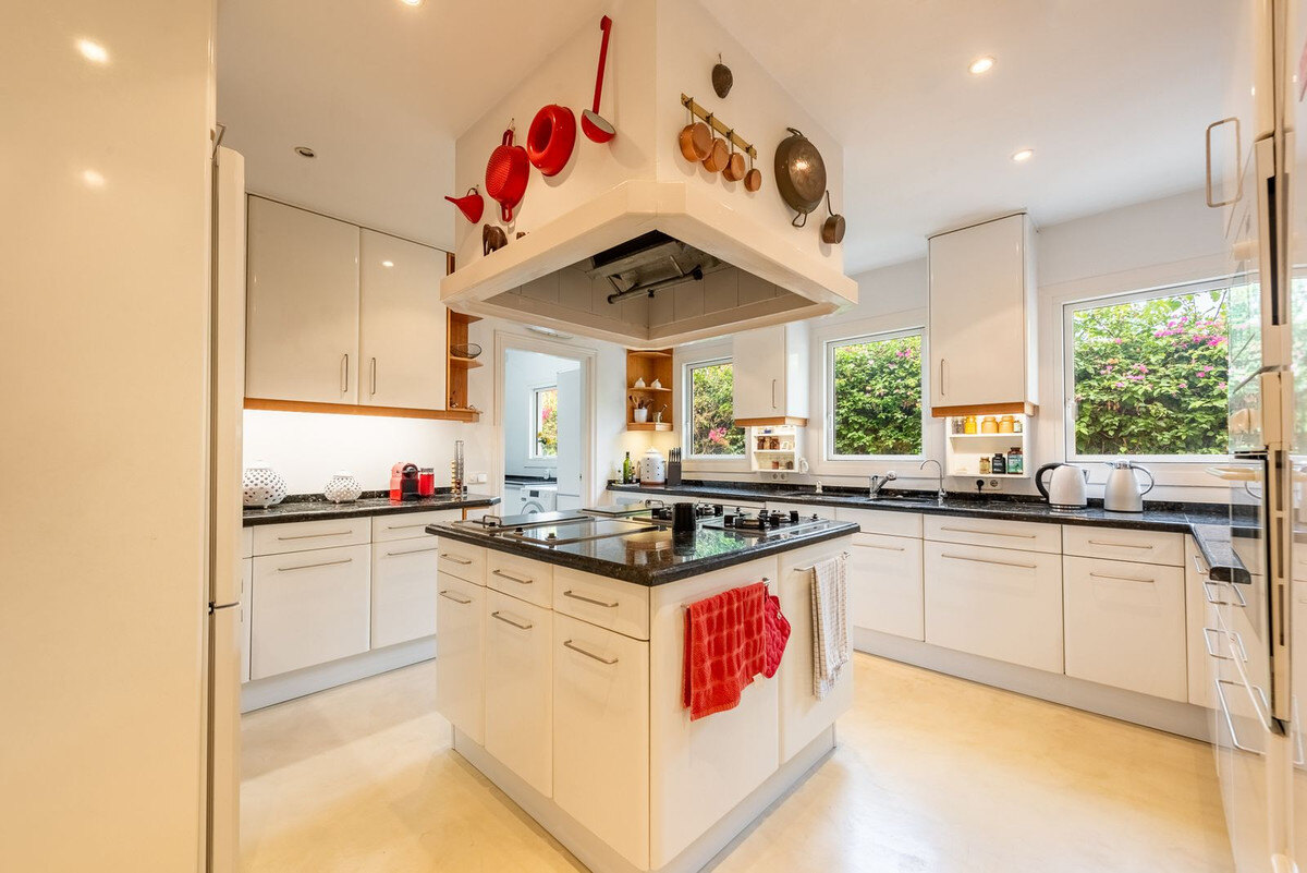 FOR SALE 🏡 Beachside Four-Bedroom Villa 100 m from the Sea – Paraíso Barronal, Estepona East 🇪🇸