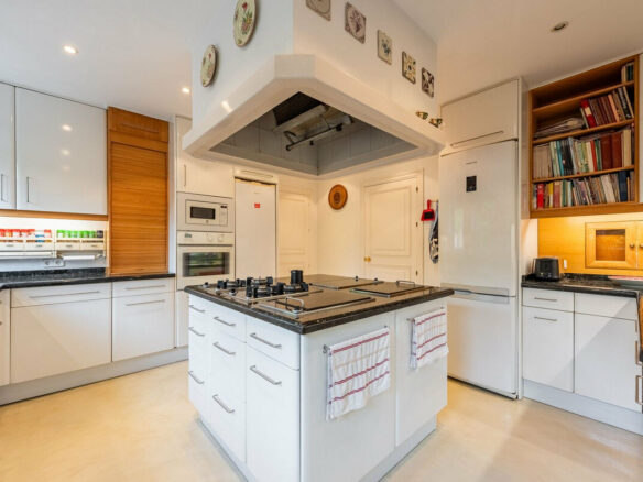 FOR SALE 🏡 Beachside Four-Bedroom Villa 100 m from the Sea – Paraíso Barronal, Estepona East 🇪🇸