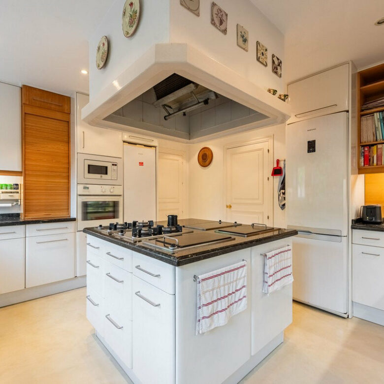 FOR SALE 🏡 Beachside Four-Bedroom Villa 100 m from the Sea – Paraíso Barronal, Estepona East 🇪🇸