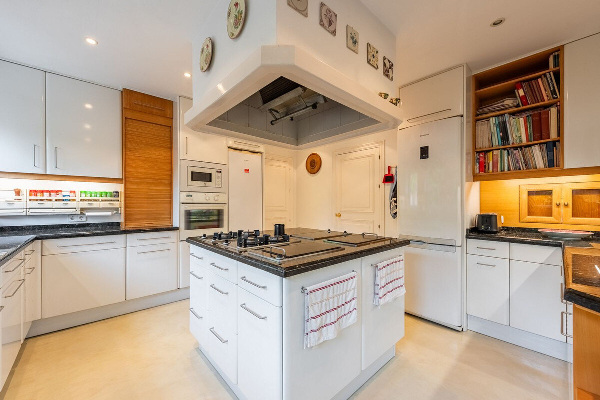 FOR SALE 🏡 Beachside Four-Bedroom Villa 100 m from the Sea – Paraíso Barronal, Estepona East 🇪🇸