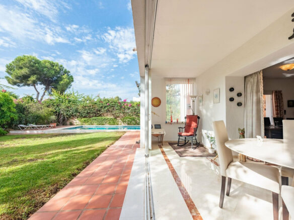 FOR SALE 🏡 Beachside Four-Bedroom Villa 100 m from the Sea – Paraíso Barronal, Estepona East 🇪🇸