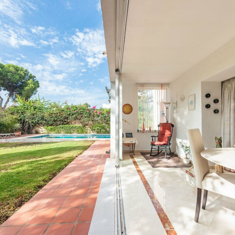 FOR SALE 🏡 Beachside Four-Bedroom Villa 100 m from the Sea – Paraíso Barronal, Estepona East 🇪🇸