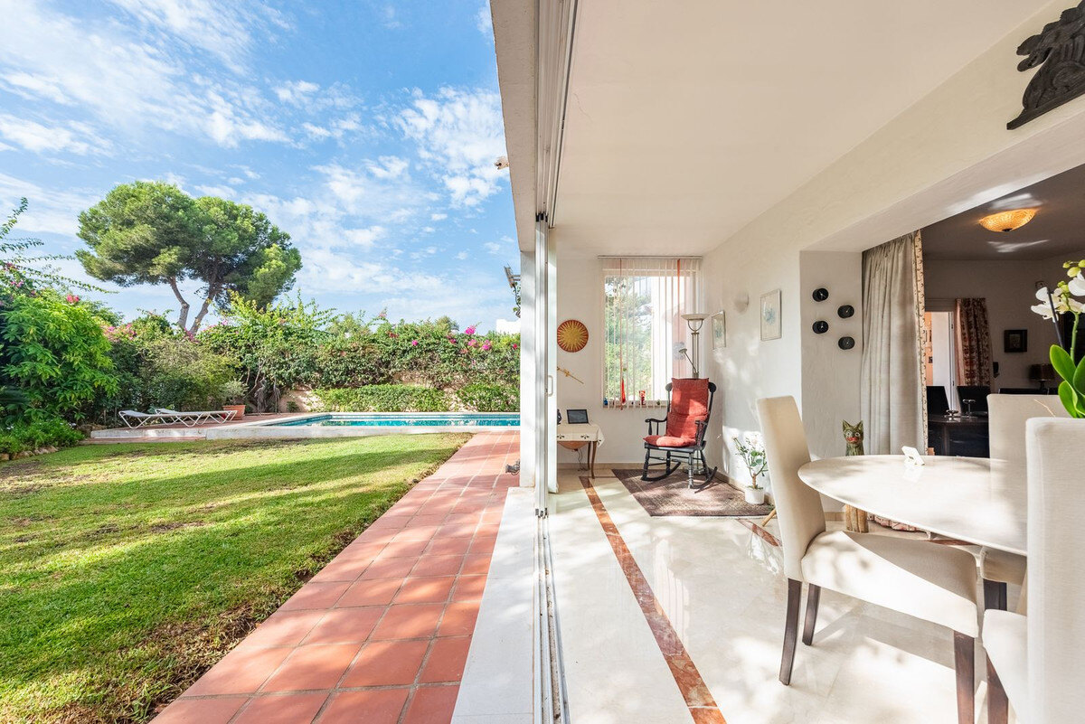 FOR SALE 🏡 Beachside Four-Bedroom Villa 100 m from the Sea – Paraíso Barronal, Estepona East 🇪🇸