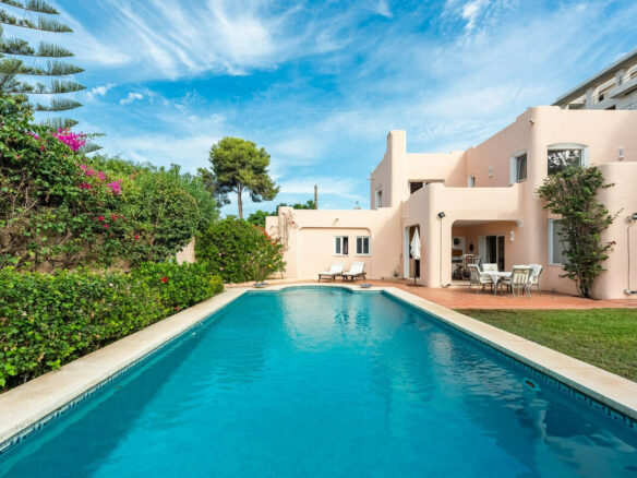 FOR SALE 🏡 Beachside Four-Bedroom Villa 100 m from the Sea – Paraíso Barronal, Estepona East 🇪🇸