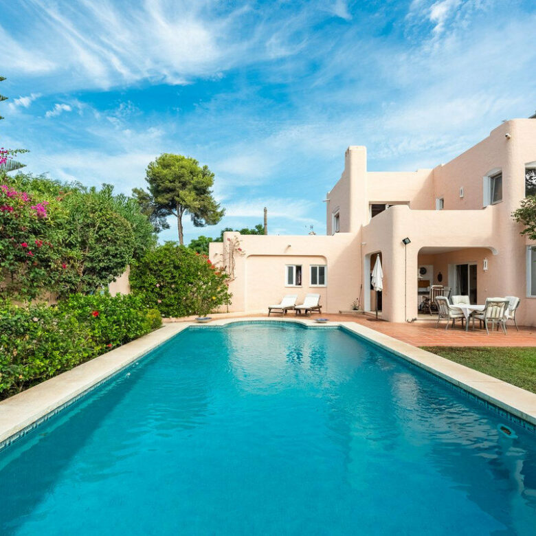 FOR SALE 🏡 Beachside Four-Bedroom Villa 100 m from the Sea – Paraíso Barronal, Estepona East 🇪🇸