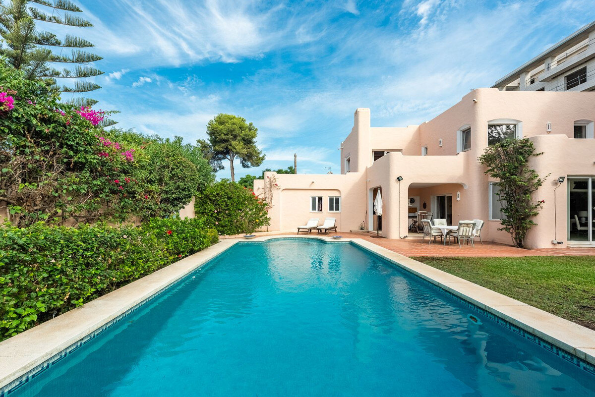 FOR SALE 🏡 Beachside Four-Bedroom Villa 100 m from the Sea – Paraíso Barronal, Estepona East 🇪🇸