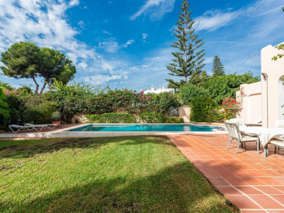 FOR SALE 🏡 Beachside Four-Bedroom Villa 100 m from the Sea – Paraíso Barronal, Estepona East 🇪🇸