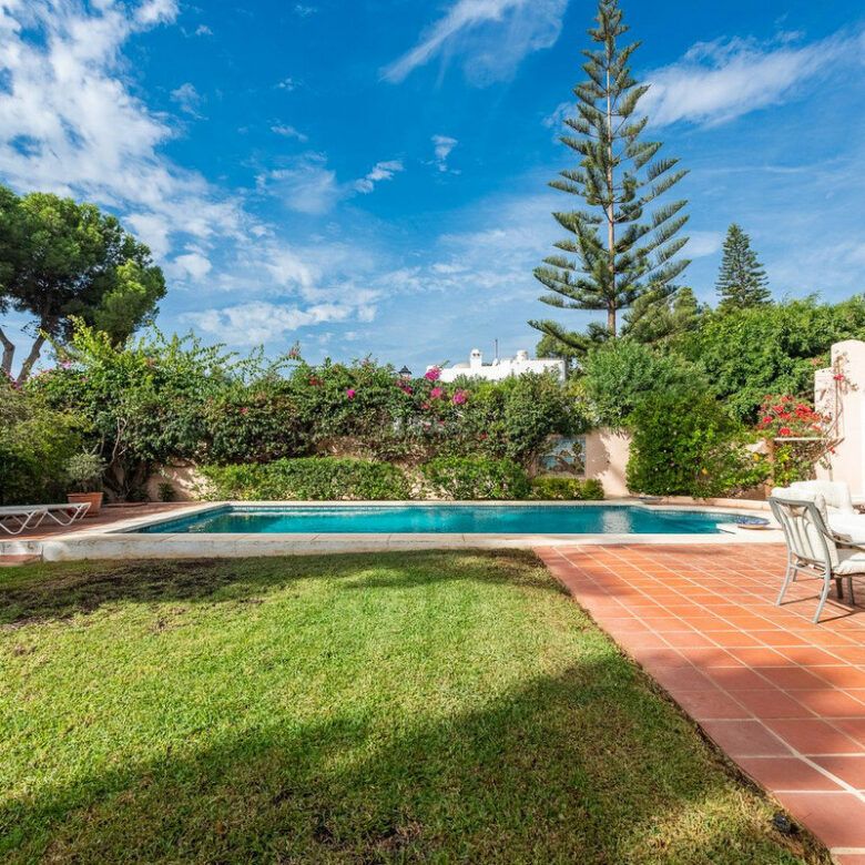 FOR SALE 🏡 Beachside Four-Bedroom Villa 100 m from the Sea – Paraíso Barronal, Estepona East 🇪🇸